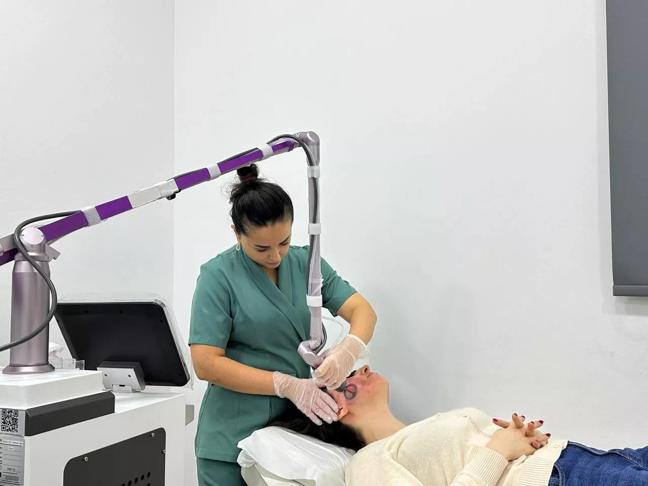 Dəri Sağlamlığına Elmi və Praktik Baxış: Doğru Dermatoloqu Necə Tapmalı?